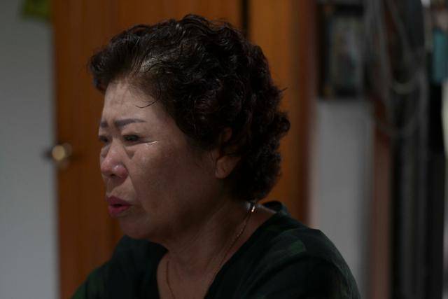 홍영희씨가 20일 강원도 춘천시 자택에서 한국일보와 인터뷰하고 있다. 강예진 기자