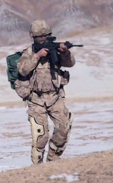 한 중국 군인이 하반신에 외골격 장비를 장착한 채 총을 겨누고 있다. 엑스(X) 캡처