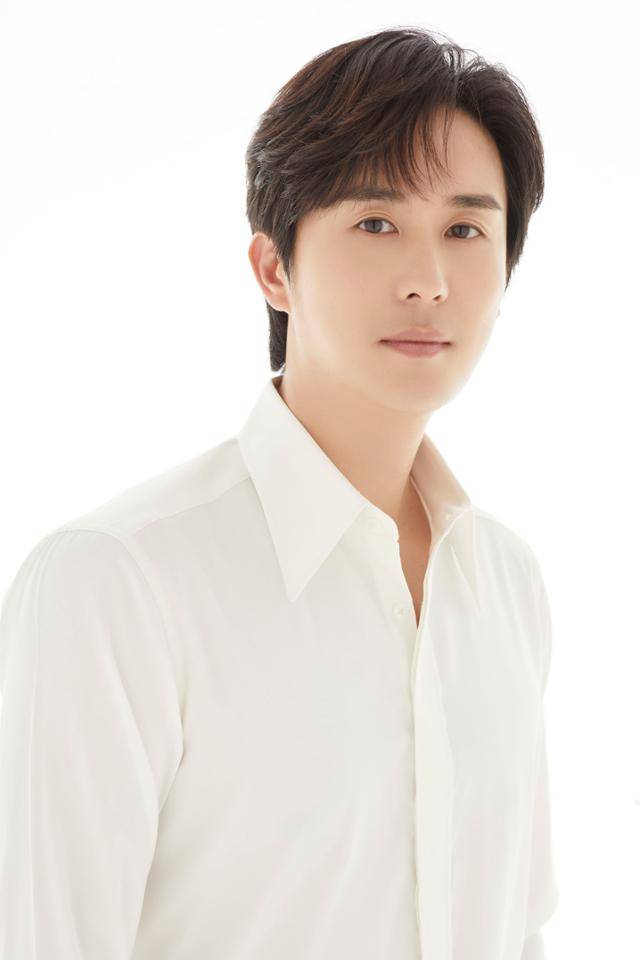 가수 신유가 본지와의 단독 인터뷰를 통해 솔직한 생각을 밝혔다. 엔트로엔터테인먼트 제공