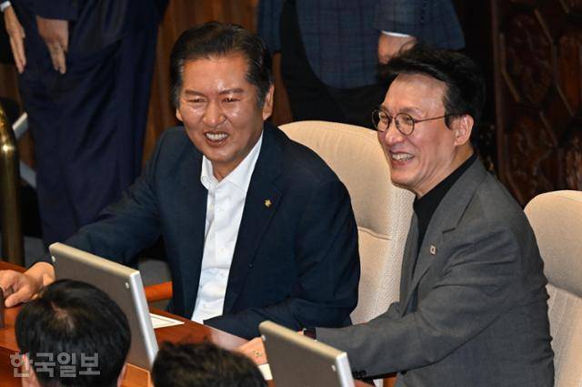 김민석(오른쪽) 국무총리 후보자가 26일 국회 본회의장에서 정청래 더불어민주당 당대표 후보와 대화하고 있다. 고영권 기자