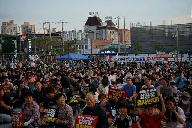 영주납폐기물제련공장반대대책위가 주관한 영주시민2차 궐기대회가 26일 영주역 광장에서 열리고 있다. 대책위 제공
