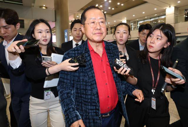 국민의힘 대선 후보 경선 탈락으로 정계 은퇴를 선언한 뒤 미국 하와이에 체류했던 홍준표(가운데) 전 대구시장이 17일 인천국제공항을 통해 귀국하고 있다. 뉴스1