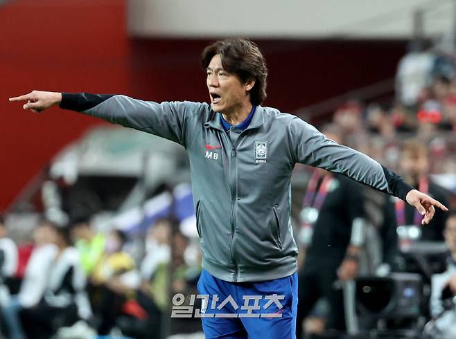 11회 연속 월드컵 본선 진출을 확정지은 대한민국 축구대표팀이 10일 오후 서울 마포구 서울월드컵경기장에서 2026 FIFA 북중미 월드컵 아시아지역 3차 예선 최종전 쿠웨이트와의 경기를 가졌다. 후반 홍명보 감독이 선수들에게 지시를 하고 있다. 상암=김민규 기자 mgkim1@edaily.co.kr /2025.06.10/