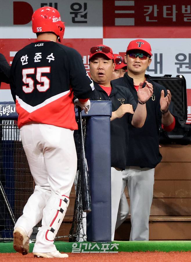 2025 KB0리그 프로야구 키움 히어로즈와 KIA 타이거즈의 경기가 24일 오후 서울 고척스카이돔에서 열렸다. 4회초 무사 솔로홈런을 치고 홈인한 한준수를 이범호 감독이 맞이하고 있다. 고척=김민규 기자 /2025.06.24/