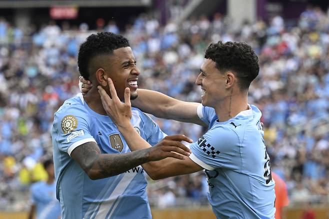 <yonhap photo-1951=""> Manchester City's Phil Foden, right, celebrates with teammate Savinho after scoring his side's fourth goal during the Club World Cup Group G soccer match between Juventus and Manchester City in Orlando, Fla., Thursday, June 26, 2025. (AP Photo/Phelan Ebenhack)/2025-06-27 07:03:18/ <저작권자 ⓒ 1980-2025 ㈜연합뉴스. 무단 전재 재배포 금지, AI 학습 및 활용 금지></yonhap>