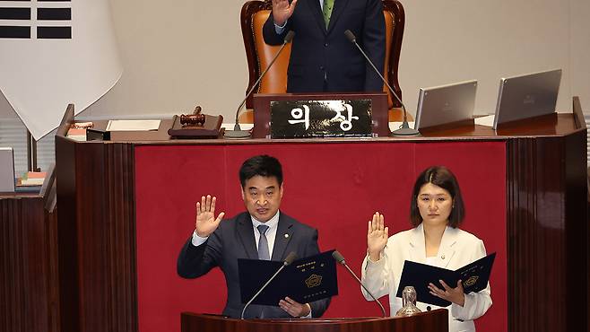 위성락 국가안보실장과 강유정 대통령실 대변인의 국회의원직을 각각 승계한 손솔(우측)·최혁진 의원이 27일 국회 본회의에서 선서하고 있다