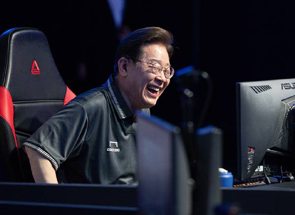 지난 5월 17일 이재명 당시 더불어민주당 대선후보가 광주 동구 조선대학교에 위치한 광주이스포츠경기장에서 열린 'K-콘텐츠 e스포츠 LEVEL UP!' e스포츠 산업 현장간담회에서 게임 '리그오브레전드'를 체험하고 있다. [사진=연합뉴스]