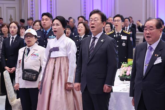 이재명 대통령과 김혜경 여사가 27일 청와대 영빈관에서 열린 '호국 보훈의 달, 대통령의 초대' 행사에서 애국가를 부르고 있다. 이번 행사에는 국가유공자 및 유족, 보훈단체장, 특별초청자 등이 참석했다. 2025.6.27 [사진=연합뉴스]