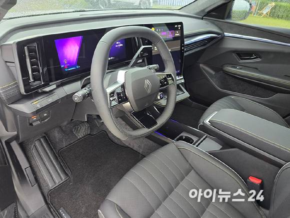 르노의 순수 전기차 '세닉 이테크(E-Tech) 100% 일렉트릭' 1열 인테리어. [사진=김종성 기자]