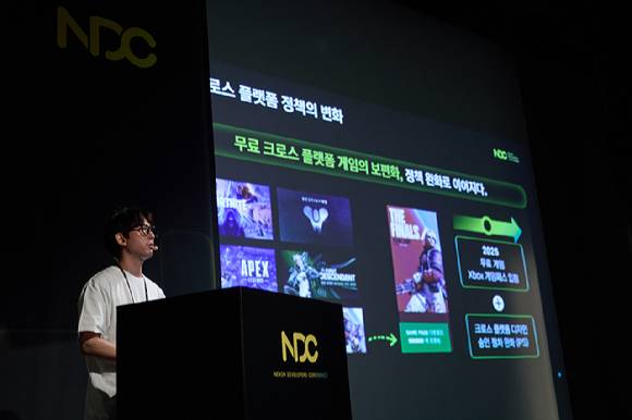 김성중 매그넘 스튜디오 PM 팀장이 지난 24일 경기 판교 넥슨 1994홀에서 열린 NDC 2025에서 '퍼스트 디센던트 PC·콘솔 크로스 플랫폼 론칭 도전기'를 강연하고 있다. [사진=넥슨]