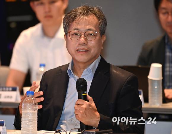 장병탁 서울대 AI연구원장이 27일 오전 서울시 관악구 서울대에서&nbsp;열린 K휴머노이드연합&nbsp;창립총회에서 인사말을 하고 있다. [사진=곽영래 기자]