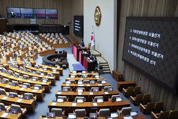 27일 국회 본회의에서 우원식 국회의장이 국회 운영위원장·법제사법위원장·문화체육관광위원장 보궐선거, 예산결산특별위원장 선거 결과를 발표하고 있다. 2025.6.27 [사진=연합뉴스]