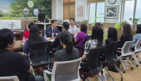 임태희 교육감이 27일 화성반월초등학교에서 화성진안 공공주택지구 내 열병합발전소 설치에 반대하는 화성시 학부모들과 의견을 나누고 있다. [사진=경기도교육청]