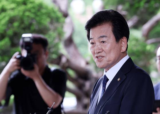 정동영 통일부 장관 후보자가 6월 24일 오후 서울 종로구 남북관계관리단에 마련된 인사청문회 준비 사무실에 도착해 취재진 질문에 답하고 있다. [뉴스1]