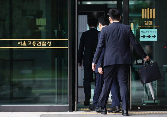 내란 특검은 28일 출석 예정인 윤석열 전 대통령의 비공개 요구를 수용하지 않기로 했다고 26일 밝혔다. 사진은 이날 내란 특검 사무실이 있는 서울고검 청사. [연합뉴스]