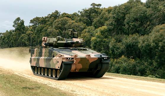 우리 군 수요와 무관하게 업체 주도로 개발해 수출에 성공한 사례인 레드백 장갑차. 한화에에로스페이스