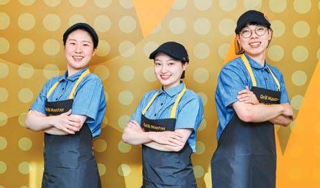 전국의 그릴 마스터들이 참여한 콘테스트에서 우승을 차지한 안산고잔DT점의 김수연·김은진·한재웅 크루. 이들은 광고 모델로 발탁됐다.