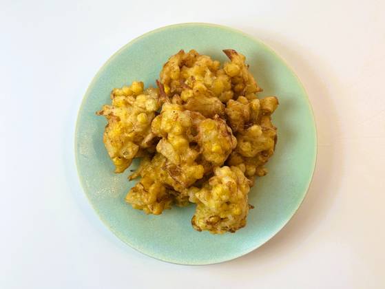 바삭한 튀김과 톡톡터지는 옥수수의 식감이 매력적인 초당옥수수 튀김. 사진 이정웅