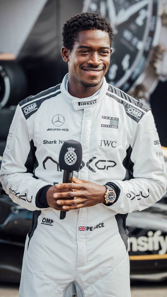 젊은 루키 드라이버를 연기한 댐슨 이드리스. ‘파일럿 워치 퍼포먼스 크로노그래프 41’을 착용했다. 사진 IWC 샤프하우젠