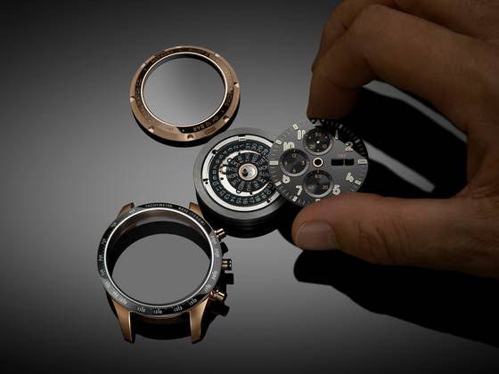 파일럿 워치 퍼포먼스 크로노그래프 41의 다이얼 조립 과정. 사진 IWC 샤프하우젠