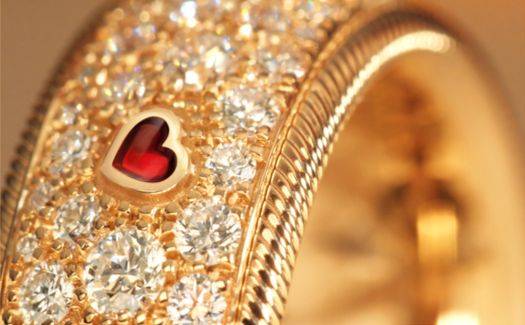 벨렌도르프가 가장 중요한 가치와 철학을 삼고 있는 '사랑'을 표현한 하트 디테일. 저온으로 굳히는 콜드 에나멜 기술로 산뜻한 색감과 내구성을 구현했다. 사진 벨렌도르프