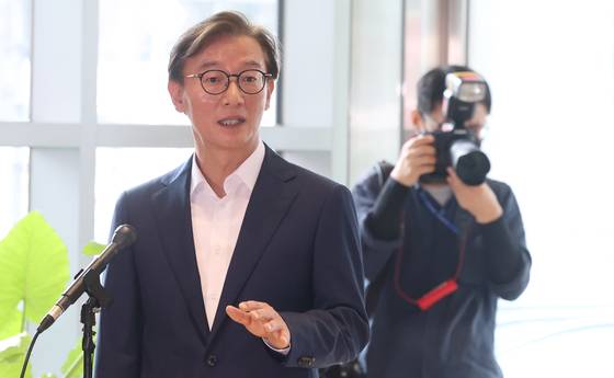 전재수 해양수산부 장관 후보자가 지난 25일 오후 서울 마포구 포스트타워마포에 있는 사무실로 출근하며 질문에 답변하고 있다. 뉴스1