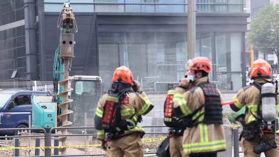 27일 오전 서울 서초구 지하철 2호선 교대역 일대에서 작업 중이던 천공기가 도시가스 배관을 건드려 가스가 유출되는 사고가 발생했다. 뉴스1