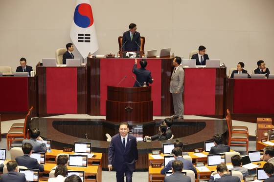 〈YONHAP PHOTO-3976〉 의장에게 항의하는 야당    (서울=연합뉴스) 박동주 기자 = 27일 국회 본회의장에서 국민의힘 송언석 원내대표, 유상범 원내수석부대표가 법사위원장 등을 선출하기로 한 의사일정 강행에 대해 우원식 국회의장에게 항의하고 있다.    앞쪽은 더불어민주당 김병기 당대표 직무대행 겸 원내대표. 2025.6.27   pdj6635@yna.co.kr/2025-06-27 15:09:50/ 〈저작권자 ⓒ 1980-2025 ㈜연합뉴스. 무단 전재 재배포 금지, AI 학습 및 활용 금지〉