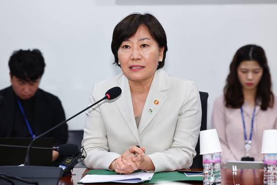 송미령 농림축산식품부 장관이 27일 국회에서 열린 더불어민주당 농림축산식품해양수산위원회 위원들과의 당정간담회에서 모두발언하고 있다. 연합뉴스