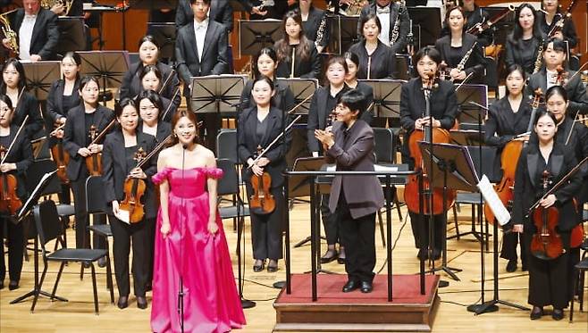 지난 25일 서울 예술의전당에서 열린 한경아르떼필하모닉 공연에서 드레스를 차려입은 소프라노 황수미와 지휘자 여자경 등이 객석을 향해 인사하고 있다. /최혁 기자