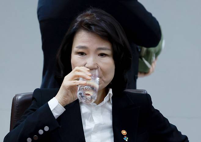 이진숙 방송통신위원장이 지난 24일 용산 대통령실 청사에서 열린 국무회의에 참석해 물을 마시고 있다. 연합뉴스