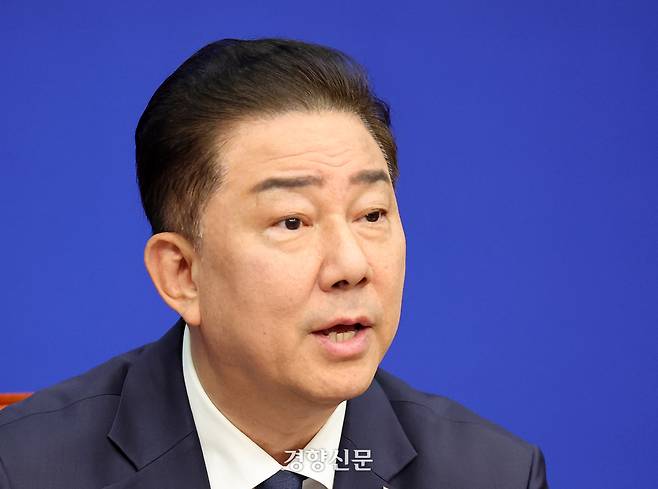 김병기 더불어민주당 대표 직무대행 겸 원내대표가 27일 국회에서 열린 당 최고위원회의에서 발언하고 있다. 박민규 선임기자