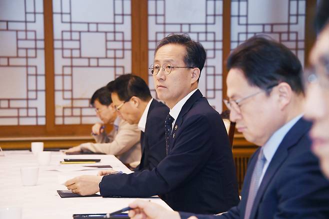 이형일 기획재정부 장관 직무대행 1차관이 지난 23일 서울 종로구 정부서울청사에서 열린 중동사태 관계기관 합동 비상대응반 회의를 주재하고 있다. 기획재정부 제공