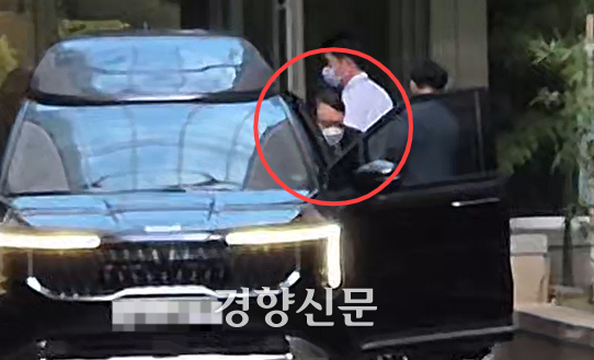 윤석열 전 대통령으로 추정되는 인물이 27일 서울 송파구 서울아산병원 신관 후문에서 휠체어를 끌고 나오고 있다. 김태욱 기자