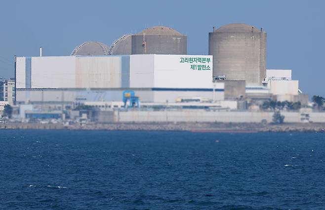 원자력안전위원회가 고리1호기(오른쪽에서 첫 번째)의 해체를 결정한 지난 26일 오후 부산 기장군 장안읍에 위치한 고리 1호기 모습. 연합뉴스