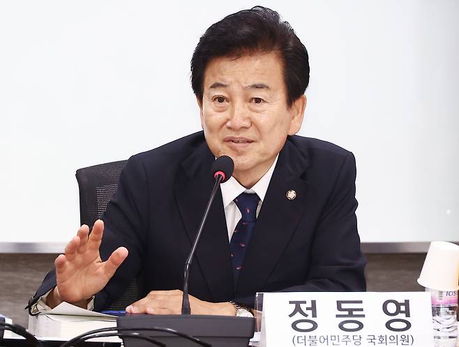 Chung Dong-young, unification minister nominee, speaks at a forum held at the National Assembly in Yeouido, western Seoul, on June 25. [NEWS1]