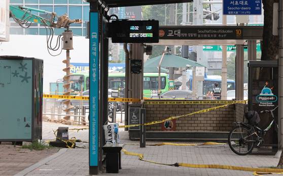 At around 10:47 a.m. on June 27, an excavator punctured a city gas pipe at a construction site near Exit 11 of Seoul National University of Education Station on Seoul Subway Line No. 2, leading to the closure of the surrounding intersection. [YONHAP]