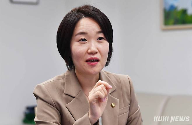 이소영 더불어민주당 의원이 26일 쿠키뉴스와 인터뷰에서 지역관련 현안에 대해 얘기하고 있다. 곽경근 대기자
