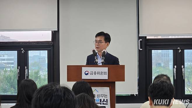 신진창 금융위원회 금융정책국장이 27일 긴급 가계부채 점검회의 직후 브리핑에서 발언하고 있다. 박동주 기자