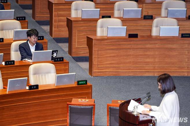 손솔 진보당 의원이 27일 서울 여의도 국회 본회의장에서 의원선서를 마치고 발언대에서 이준석 개혁신당 의원에 대한 징계를 요청하고 있다.