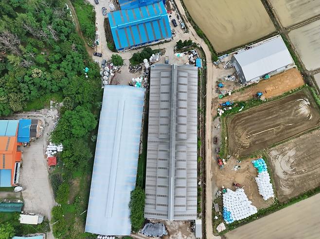 차광제를 도포한 축사(왼쪽)와 일반 축사(오른쪽). 확연한 차이를 보인다.   ㈜제로스 제공