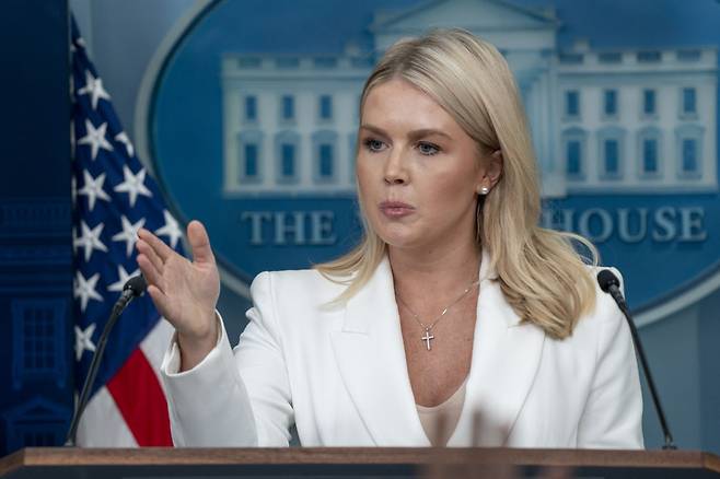 미국 워싱턴DC 백악관에서 26일(현지시간) 캐럴라인 레빗 대변인이 기자들과 질의응답을 하고 있다. UPI연합뉴스