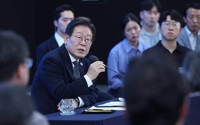 이재명 대통령이 지난 25일 광주시 동구 국립아시아문화전당에서 열린 호남 지역발전을 위한 간담회에서 참석자들의 질문에 답하고 있다. 이재명 대통령은 로스쿨 관련 질의에 답변을 하기도 했다. [김호영 기자]