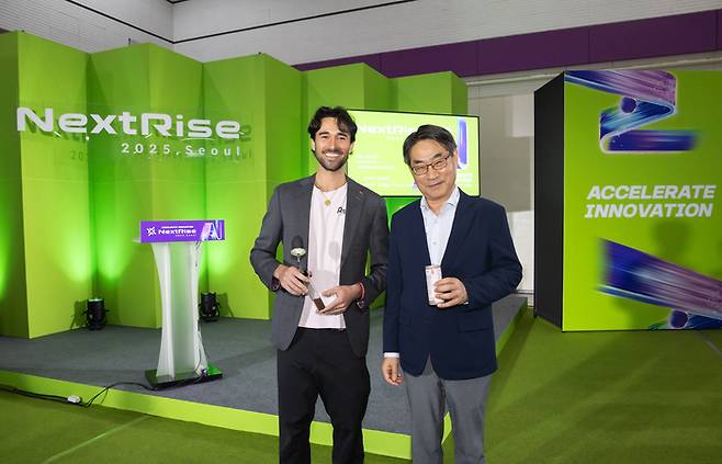 27일 서울 코엑스에서 열린 ‘넥스트라이즈 2025 ’ 행사에서 김재신 한-아세안센터 사무총장(오른쪽)과 ‘2024 한-아세안 스타트업 이노베이션 위크’에 참가했던 기업 대표 제이크 베르베르가 기념 사진을 촬영하고 있다. [사진=한-아세안센터]