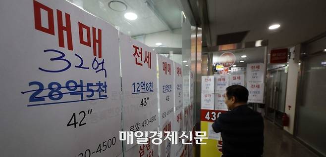 27일 서울 송파구의 한 공인중개사무소 앞에 아파트 거래 금액이 붙어 있다. 2025.6.27 [김호영기자]