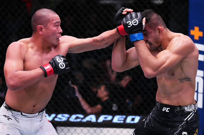 박준용이 2023년 12월 UFC 미들급 공식랭킹 10위 출신 안드레 무니스를 공격하고 있다. 사진=TKO
