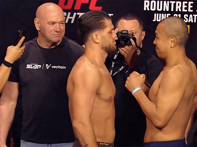 이스마일 나우르디예프와 박준용이 아제르바이잔 바쿠 크리스털 홀 UFC on ABC 8 공개 계체 행사에서 마주 보고 있다. 왼쪽은 데이나 화이트 최고경영자 겸 회장. 사진=TKO