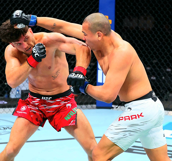 박준용이 2025년 6월 아제르바이잔 바쿠 크리스털 홀 UFC on ABC 8 제5경기 이스마일 나우르디예프를 공격하고 있다. 사진=TKO