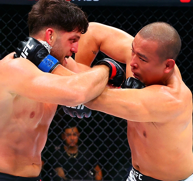 박준용이 2025년 6월 아제르바이잔 바쿠 크리스털 홀 UFC on ABC 8 제5경기 이스마일 나우르디예프와 근거리 공방을 벌이고 있다. 사진=TKO