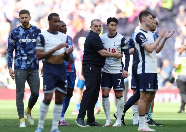 손흥민은 포스테코글루 감독과 두 시즌을 함께했다. 오랜 시간은 아니었으나 뜻깊었다. 포스테코글루 감독은 손흥민에게 캡틴 역할을 맡겼을 정도로 크게 신뢰했다. 사진=REUTERS=연합뉴스